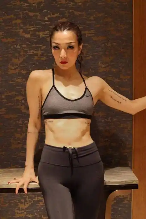 原创郑秀文演唱会后晒照浓妆艳抹大变样穿搭却一如既往的帅