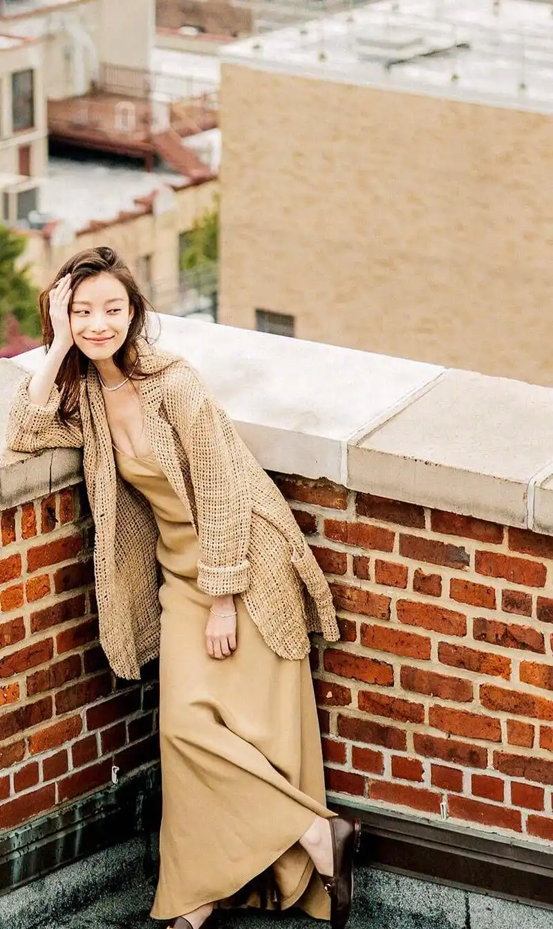 32岁的倪妮毫不显老!随性的高级感穿搭,诠释"自信女人最好命"