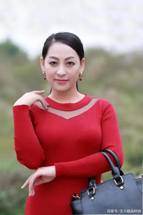 40岁的女人这样穿,比年轻人还有魅力,快帮老婆和老妈看看吧!