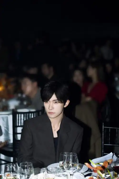 易烊千玺gq内场##易烊千玺手拿dv走红毯