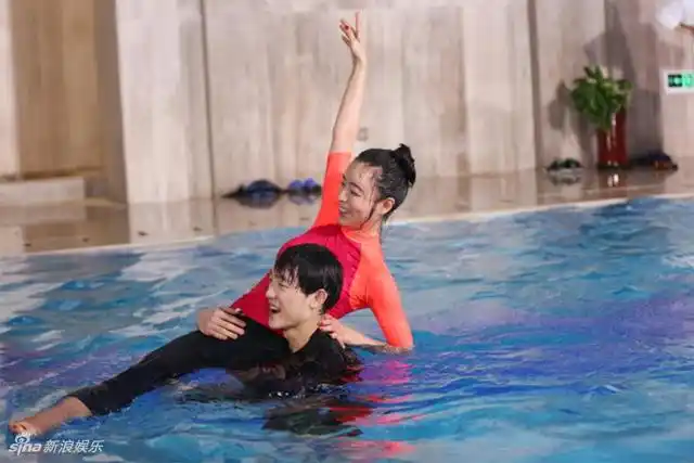 李菲儿被梁译木横抱 与孙艺洲水中嬉戏_新浪图片