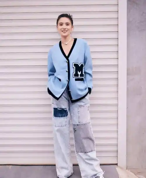 40岁宋佳把"补丁裤"穿火了,蓝色针织开衫配补丁裤,又