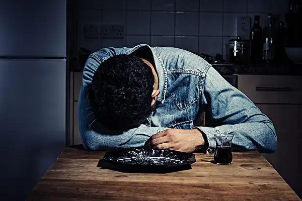 悲伤的男子图片