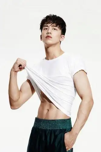 《上瘾》男主许魏洲 撩衣秀腹肌 最新超帅写真