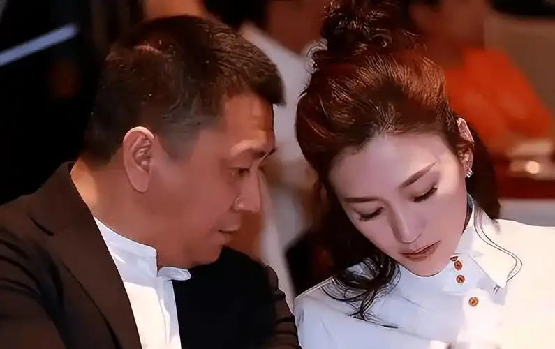 多辆豪车轮流开,如今45岁却活得像20岁_殷桃_孙东海_沈俊成