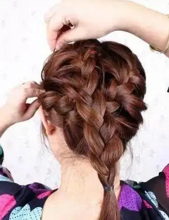 蜈蚣辫发型编发教程简单(2款时尚女生蜈蚣辫编发图解)(9)