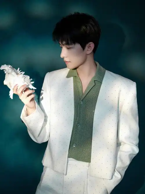 光影朦胧间的声浪潮涨 ,来自杨洋活动新造型  ～  白色套装的雅致一面