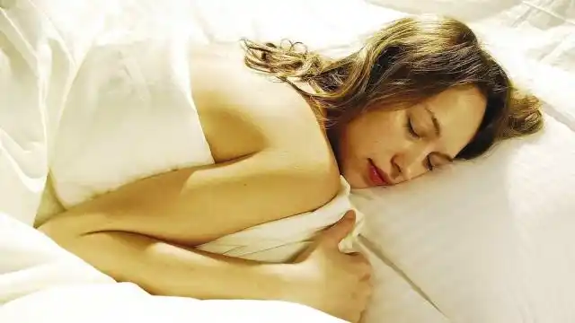 女生不穿内衣睡觉好不好?现在终于有答案,看完赶紧做出改变