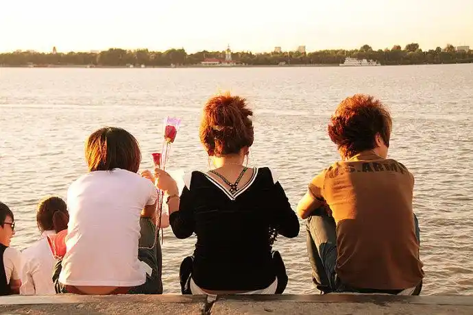 中国式父母:女儿婚前同居不要便宜了那个小子