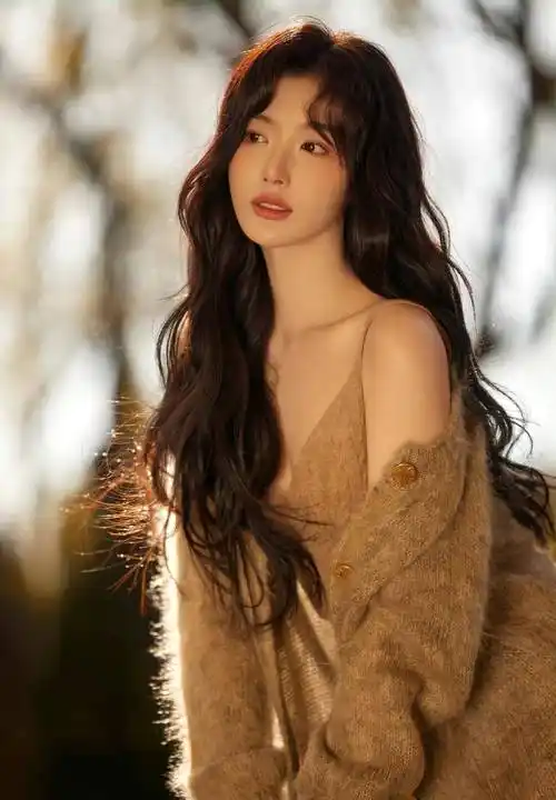 孔雪儿秋日明信片随拍 穿深v吊带露香肩秀美腿 好软糯温柔文艺性感