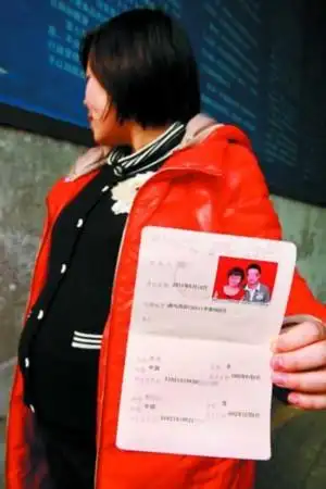 王芳展示与朱辉的"结婚证"记者龙在全摄