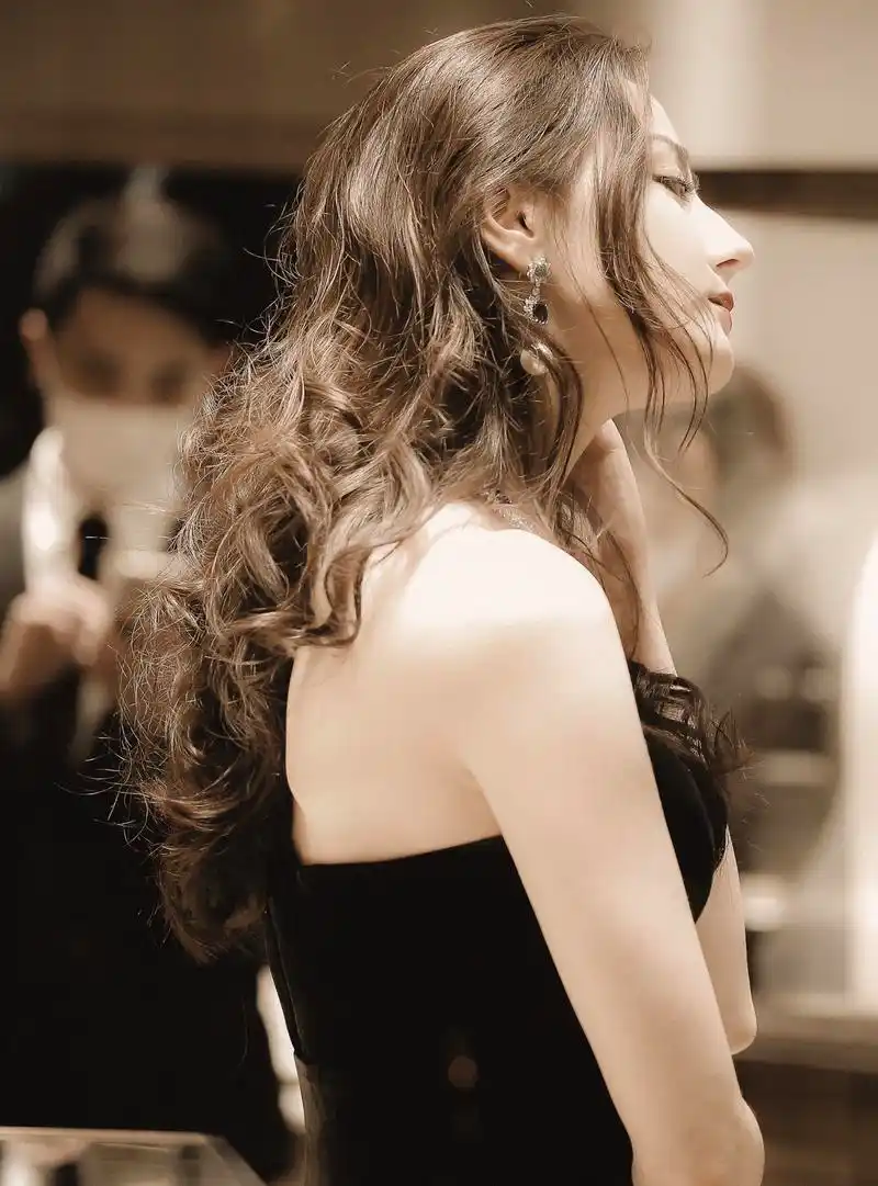 原创迪丽热巴换新发型,奶奶灰发色鬼马俏皮,精致五官像撕漫女