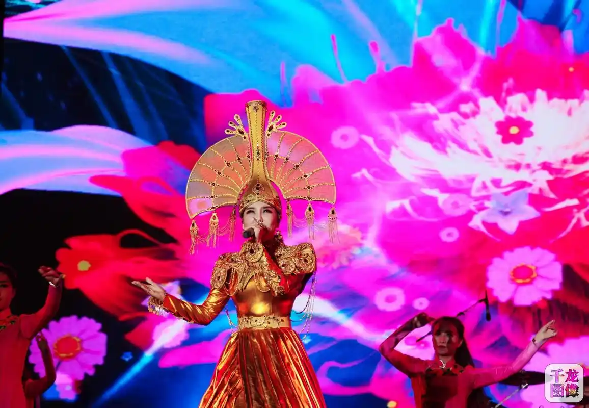 乌兰图雅花开四季演唱会临夏掀起万人狂欢音乐盛宴