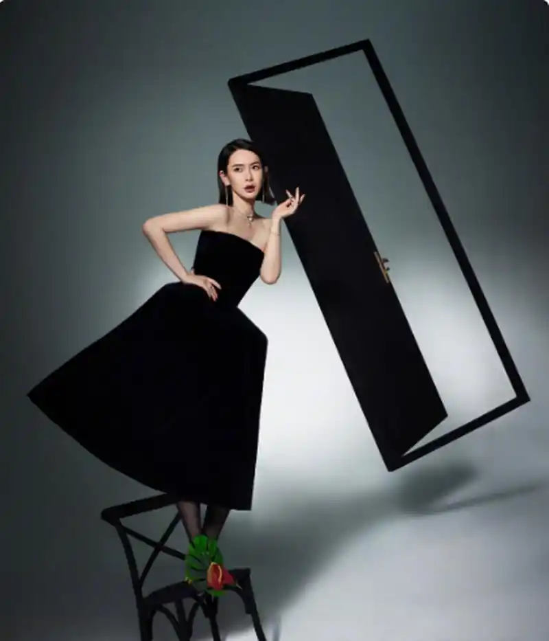 戚薇在时尚cosmo五月刊大片中身穿loewe 2023春夏系列,将时尚和性感