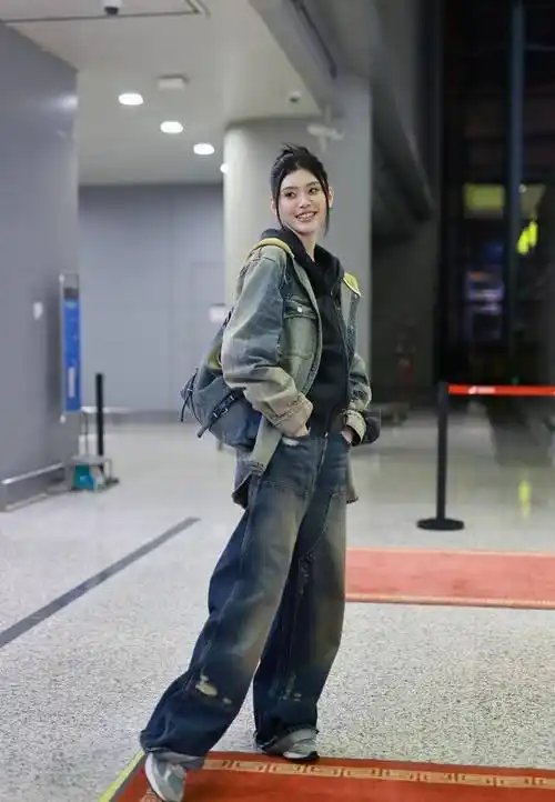 奚梦瑶全身牛仔搭配现身虹桥机场青春靓丽_上海