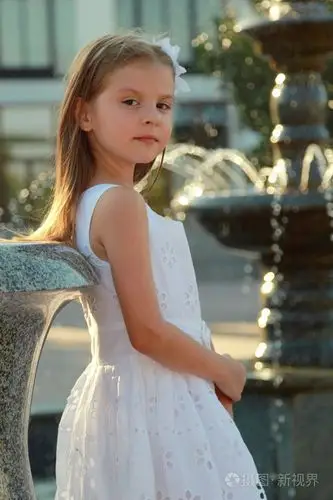 白种人可爱笑脸儿童女孩在 sammer 喷泉附近