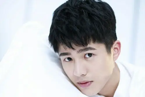 刘昊然晒留胡子照片,虎牙哥哥是怎么一夜圈粉的?