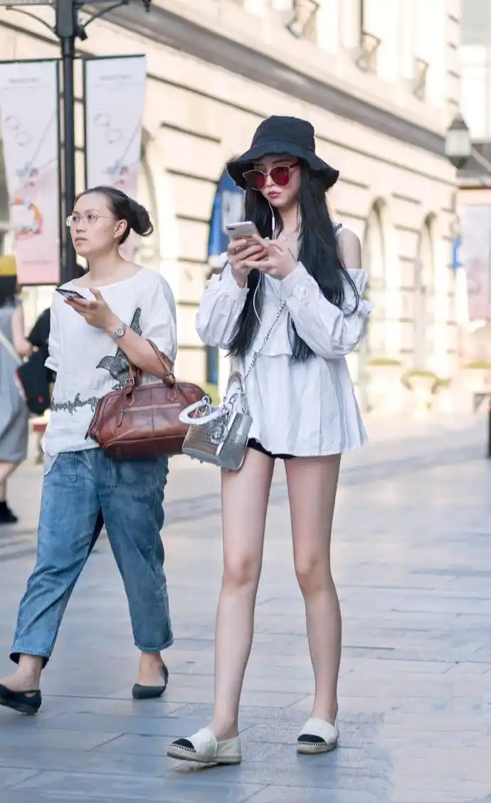 街拍路人,秋天简约唯美的时尚穿搭参考,让你成为靓丽俏佳人!