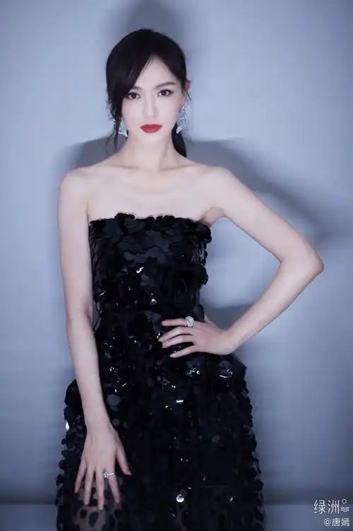 唐嫣的状态是真的好,一袭宝石裙衬出冷艳优雅气质,笑容甜美如旧_黑色