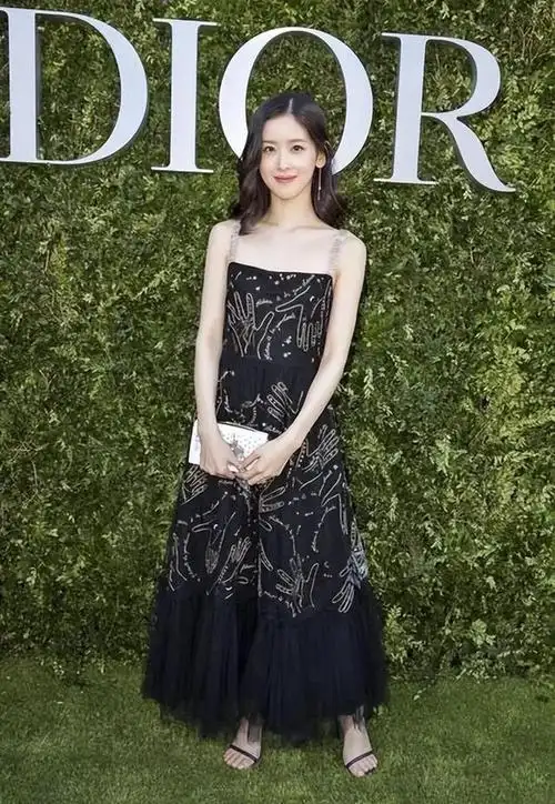 章泽天样子变化好大!穿印花裙烫卷发,没了少女感反倒像"大妈"