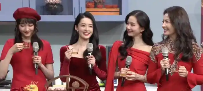 而刘诗诗则有其他大汇合表演,与李沁关晓彤刘涛搭档,被网友称为春晚