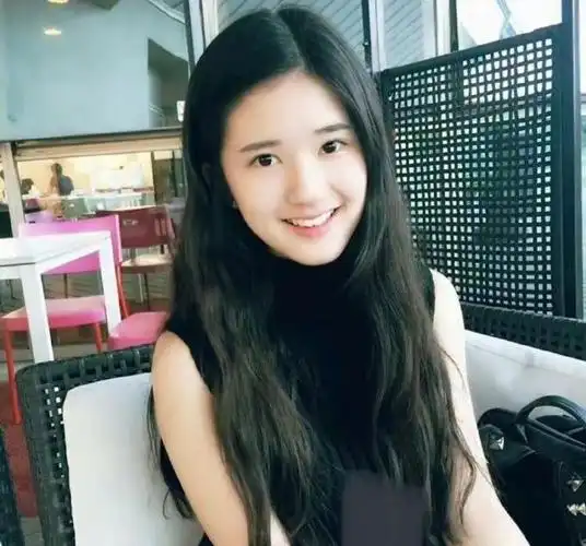 赵露思厚刘海旧照#  赵露思以前的照片太多了,真的很出圈,那个时候