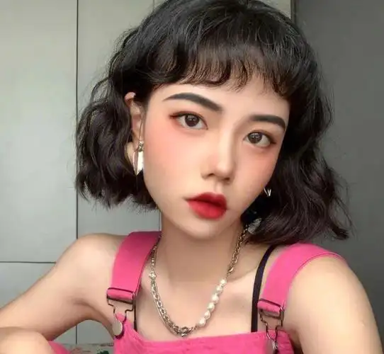 这款发型虽然是烫发,但是非常显年轻也很好打理适合头发发量少,发质