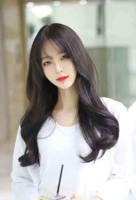 瘦脸女生烫头发造型图片 复古风情的长卷发打造