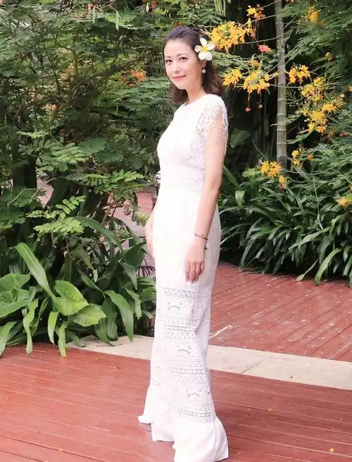 53岁周海媚近照穿印花长裙高贵典雅肤白貌美逆生长