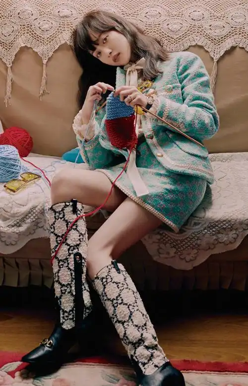 倪妮气质更棒了,和古代的大家闺秀一样,优雅高贵,而她此时的坐姿却又