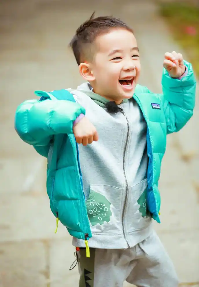 山鸡哥陈小春童年照,表情高冷酷劲十足,确定这不是jasper吗?