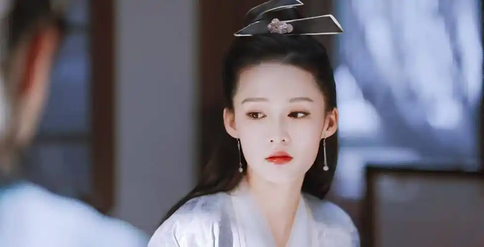 《狼殿下》的摘星李沁在剧中则饰演了生性洒脱,英姿飒爽的女主角