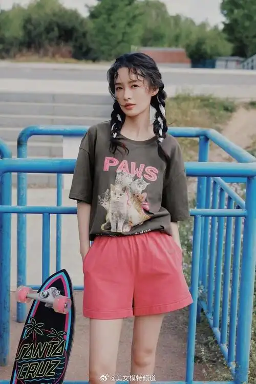 李沁少女风写真好甜美 穿蜜桃粉衬衣扎麻花辫娇俏可爱