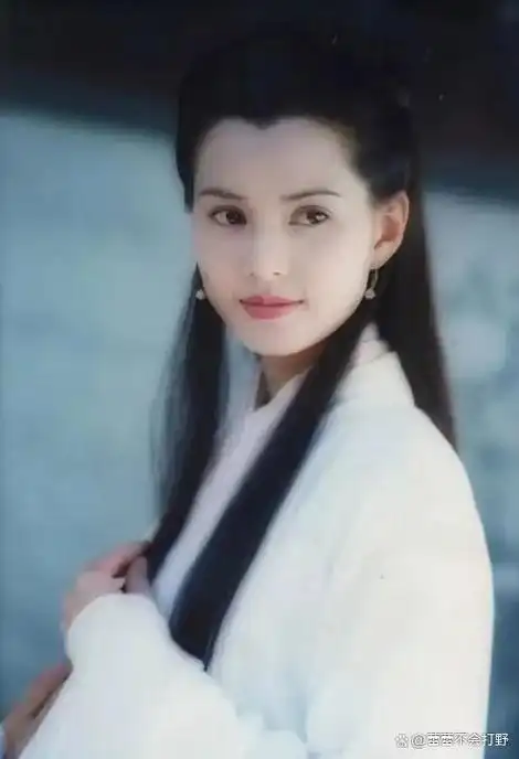 凭"小龙女"一角走红,身材傲人,风韵犹存的李若彤为何