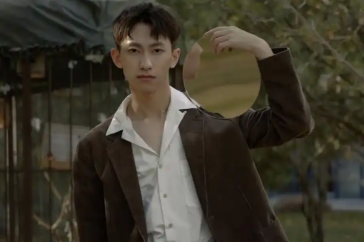 俞彬最新ep《tone》首发 成长是踩着荆棘盛放成玫瑰