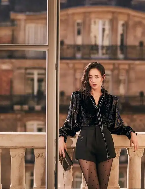 张钧甯现身机场穿卡其色套装配报童帽37岁美得像17岁