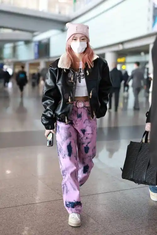 程潇穿黑色皮衣外套内搭露腰小背心 下身穿粉色工装裤元气十足_米兰