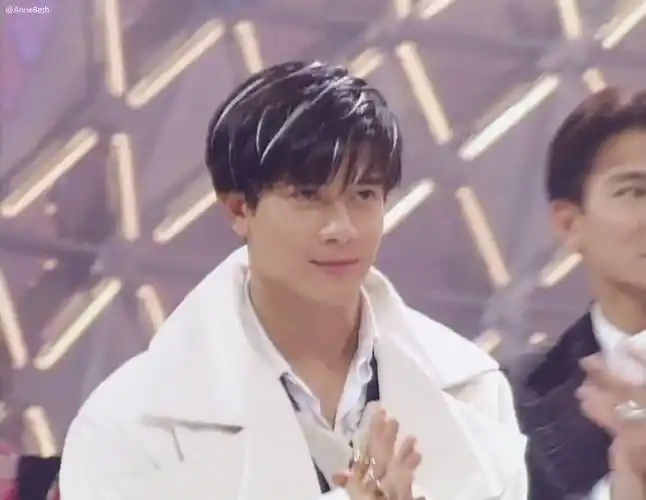 于是,因为郭富城的这张动图他在隔壁短