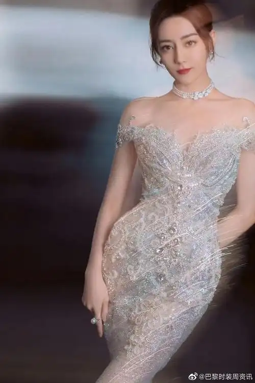 杨幂出席中国梦我的梦网络视听年度盛典,白裙抹胸绣上水晶珠片装饰