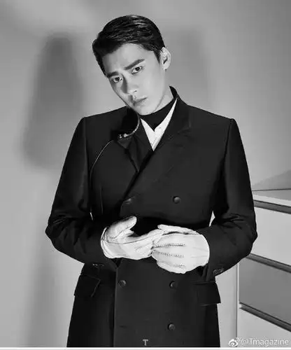 李易峰中分黑镜框 造型创意十足