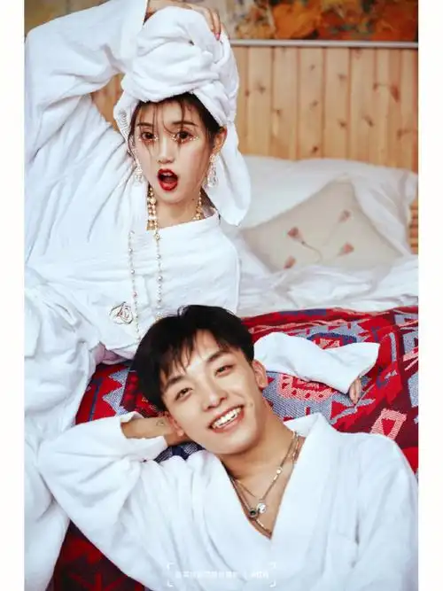 笑起来真的很像陈立农耶,情侣浴袍风婚纱照