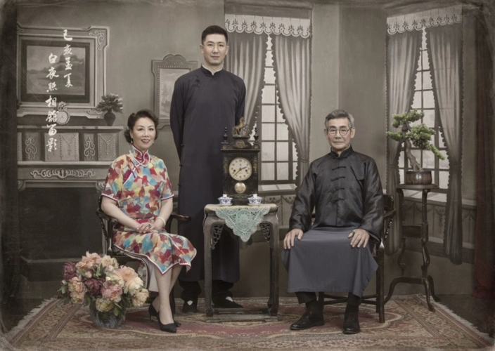 《新生日记》李艾挺孕肚穿婚纱,民国风全家福首次曝光