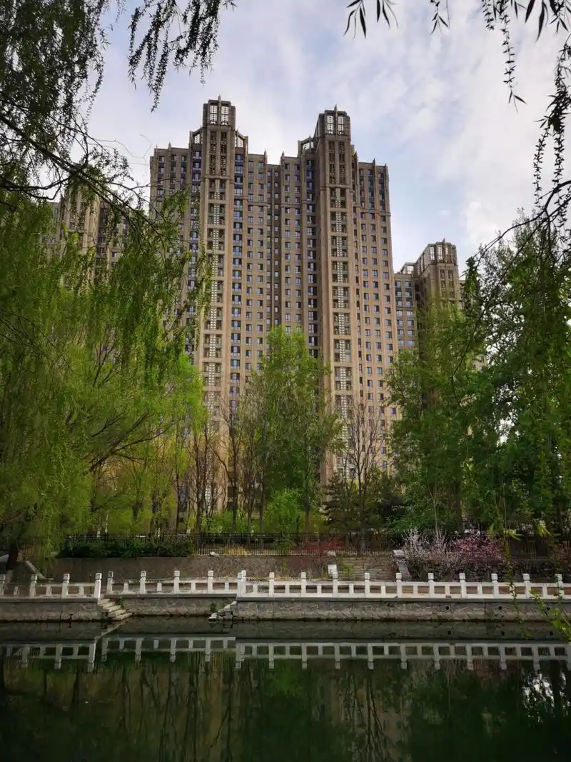 朝阳望京的ceo盘远洋万和公馆,在北小河的北面看比较挺拔,整体建筑