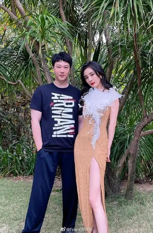 男友人晒合照为杨幂庆生,关系亲密神似恋人,数十张合照引热议