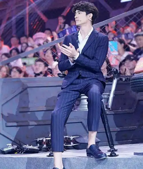 林更新晒照八块腹肌不是重点看到脚上鞋子网友逗我玩呢