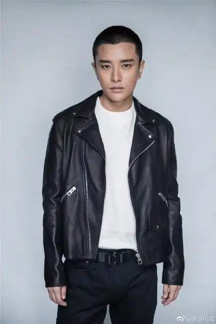 贾乃亮风波后首次公开亮相板寸头很清爽,手无婚戒匆匆离开拒采访