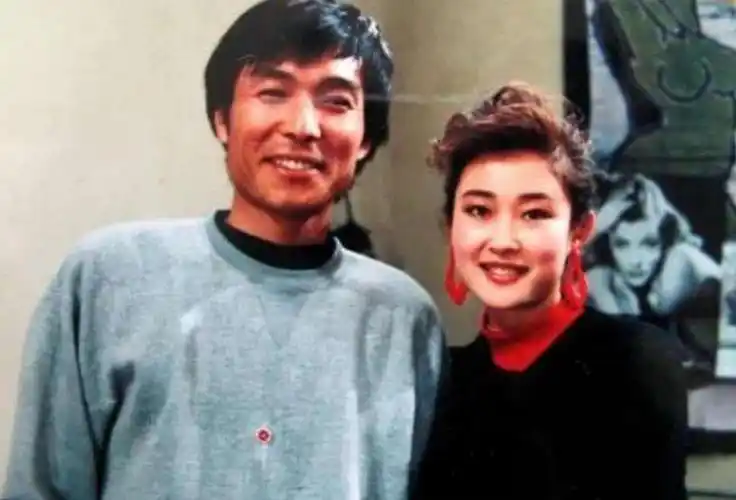 谢园老婆邱悦个人资料(无儿无女的谢园去世2年后,遗孀邱悦的选择令人