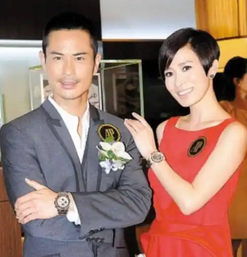 46岁佘诗曼疑似有新恋情,回港后高大型男陪伴,与佘妈关系融洽_郑嘉颖