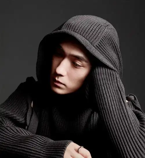 这位朱一龙,身着连帽毛衣外套,显得高冷不羁.