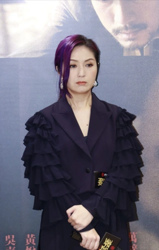 杨千嬅半永久发色真显白配深色服装像剥了壳的鸡蛋太嫩了